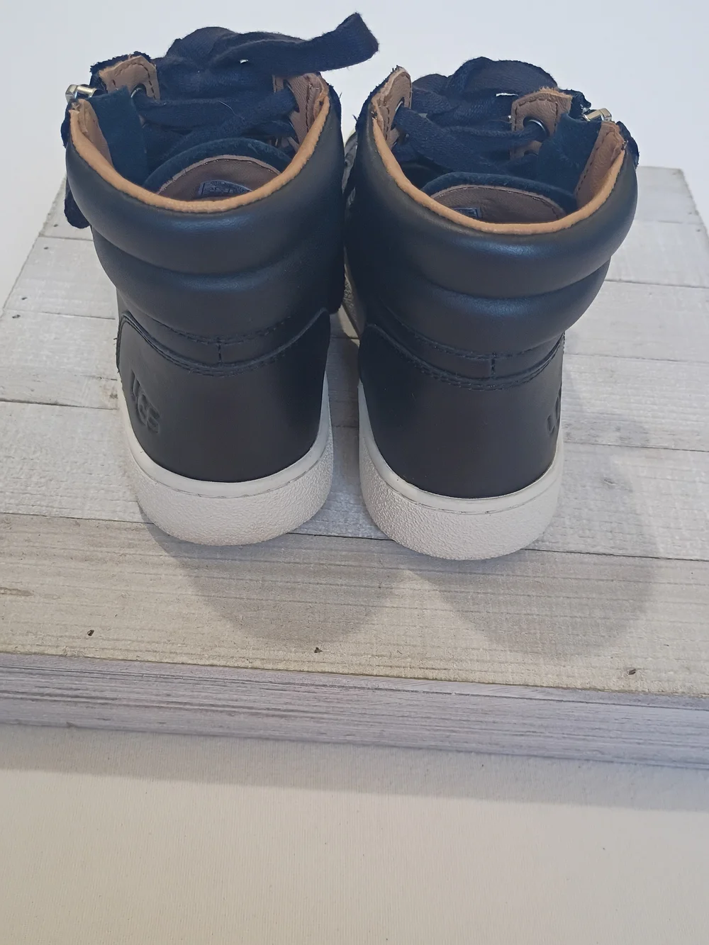 UGG Olive women's high-top sneakers in black leather With Side Zipper Size 5